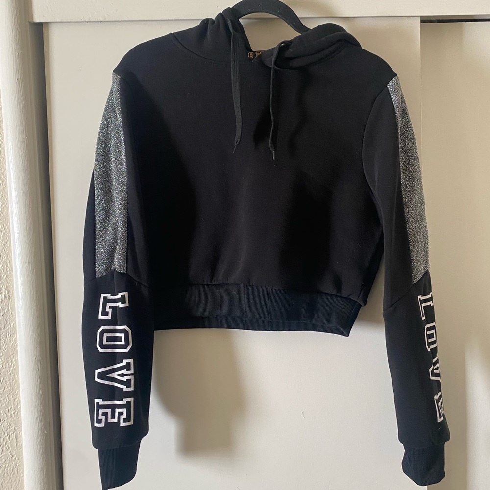 2 B FREE CROP TOP HOODIE W/LOVE ON THE SLEEVES SIZE M BLACK/SILVER